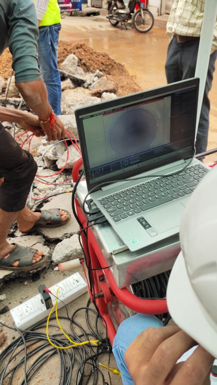 नगर निगम जलविभाग द्वारा ब्राम्हणपारा के जल समस्या ग्रस्त क्षेत्र में समस्या निदान हेतु रोबोटिक कैमरा से पाईप लाईन के परीक्षण का कार्य