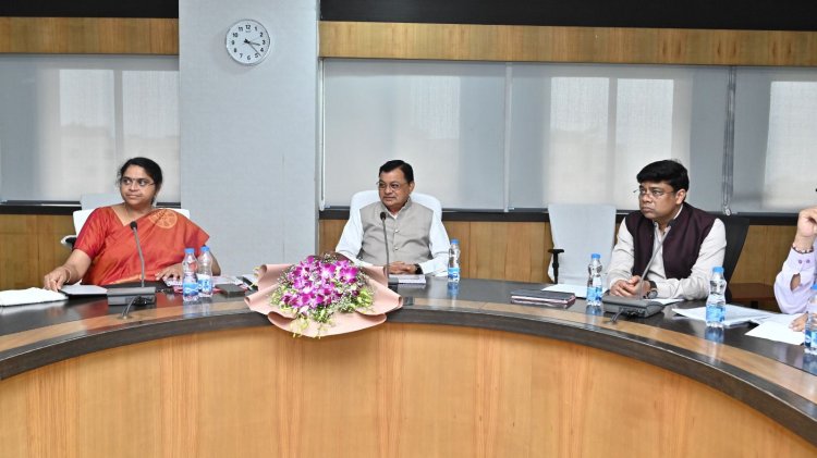 शराब दुकानों में पूर्णत: कैशलेश व्यवस्था शीघ्र स्थापित करने आबकारी मंत्री  लखन लाल देवांगन ने दिए निर्देश