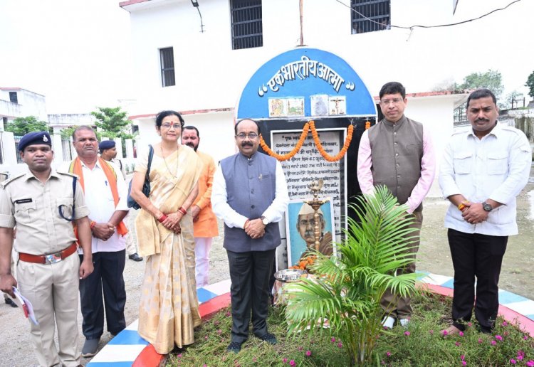 कैदियों ने 'पुष्प की अभिलाषा' का किया सामूहिक पाठ