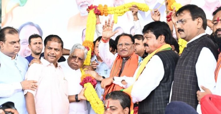 मुख्यमंत्री साय विदेश दौरे से लौटे रायपुर ,छत्तीसगढ़ी पारंपरिक नृत्य के साथ किया गया भव्य स्वागत