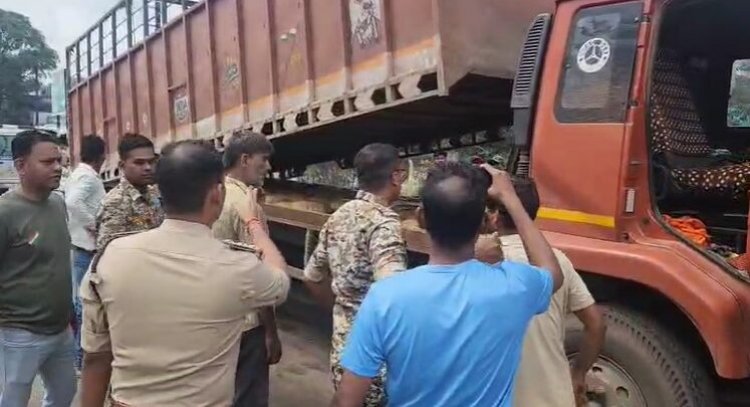 पुष्पा फिल्म के तर्ज पर 50 लाख के गांजा तस्करी करते दो अंतरराज्यीय आरोपी गिफ्तार,ट्रक में बनाया था अनोखा जुगाड़