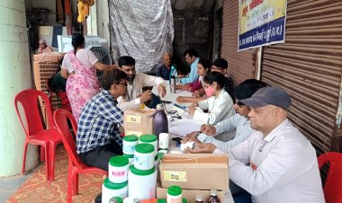 रक्तदान करने उमड़े लोग, स्वास्थ्य शिविर में उपचार के साथ दी दवाएं