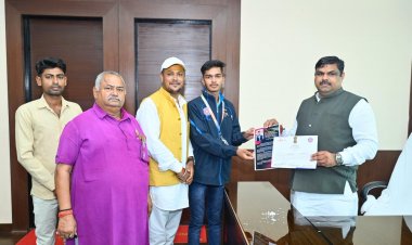 शिक्षा मंत्री  गजेन्द्र यादव से ओमप्रकाश सेन ने की सौजन्य भेंट