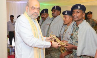 ‘ऑपरेशन ब्लैक फॉरेस्ट’ को सफलतापूर्वक अंजाम देने वाले सीआरपीएफ, छत्तीसगढ़ पुलिस, डीआरजीऔर कोबरा के जवानों से भेंट की और उन्हें सम्मानित किया