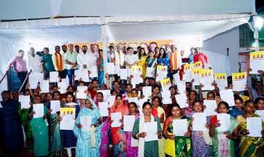 विधायक सुनील सोनी  और  सांसद  बृजमोहन अग्रवाल  ने आज न्यू चंगोराभाठा में सैकड़ों हितग्राहियों को प्रधानमंत्री आवास के भवन निर्माण अनुज्ञा प्रमाण पत्र का वितरण किया।