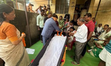 कैबिनेट मंत्री श्री देवांगन पुलिस लाइन कॉलोनी पहुंच कर दी श्रद्धांजलि, शोक संतृप्त परिवार जनों से मुलाकात कर बांटा दुख