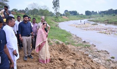 मंत्री श्रीमती लक्ष्मी राजवाड़े ने गोबरी नाला पर अस्थायी रपटा निर्माण कार्य का किया निरीक्षण