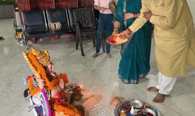 गृह निवास पर विराजित गणपति का विधिवत पूजा अर्चना कर विसर्जन किये पूर्व विधानसभा अध्यक्ष धरमलाल कौशिक