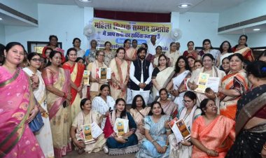 गुरु घासीदास सांस्कृतिक भवन न्यू राजेन्द्र नगर #रायपुर में अनुकृति फाउंडेशन एवं सतनामी महिला समिति द्वारा आयोजित "महिला शिक्षक सम्मान समारोह" का आयोजन किया गया