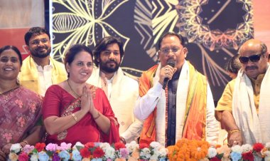 श्रीगणेश मूर्ति विसर्जन चल झांकी नगर निगम के मंच पर मुख्यमंत्री  विष्णुदेव साय का महापौर श्रीमती मीनल चौबे ने किया आत्मीय स्वागत