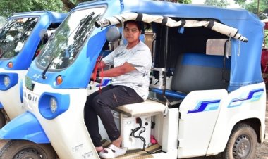 ई-रिक्शा चलाकर यात्रियों को मंजिल तक पहुंचा रही सरस्वती