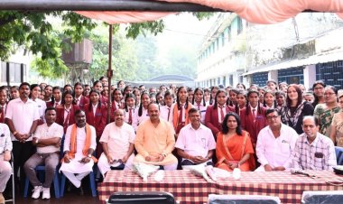 विद्यालय की तत्काल आवश्यकताओं को ध्यान में रखते हुए विधायक जी ने मंच से तीन महत्वपूर्ण घोषणाएँ कीं —