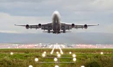 बुधवार रात बिजली गिरने से 6 उड़ानें पूरी तरह रद्द कर दी गईं। जिससे यात्रियों की परेशानी बढ़ती नजर आ रही है।