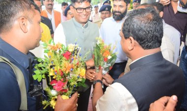 वित्त एवं जिले का प्रभारी मंत्री  ओ.पी. चौधरी के जशपुर आगमन पर जनप्रतिनिधियों और अधिकारियों ने किया आत्मीय स्वागत