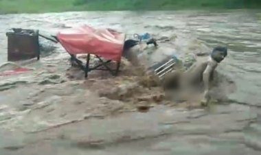 CG – बारिश बनी काल : बाढ़ की चपेट में आने से ट्रैक्टर-ट्रॉली में सवार 7 मजदूर बहे, मचा हड़कंप