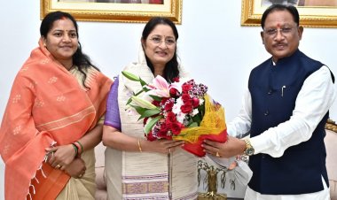 मुख्यमंत्री  विष्णु देव साय से केंद्रीय महिला एवं बाल विकास मंत्री श्रीमती अन्नपूर्णा देवी ने की सौजन्य भेंट