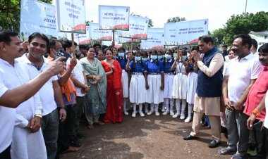 पूर्व केबिनेट मन्त्री रायपुर पश्चिम विधायक राजेश मूणत और महापौर मीनल चौबे एमआईसी सदस्य, पार्षदगण सहित महादेवघाट में स्वच्छता ही सेवा पखवाड़ा शुभारम्भ दिवस पर  हुए सम्मिलित