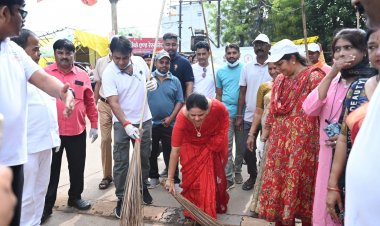 महापौर ने सुलभ शौचालय के समीप स्वयं लगाया झाड़ू
