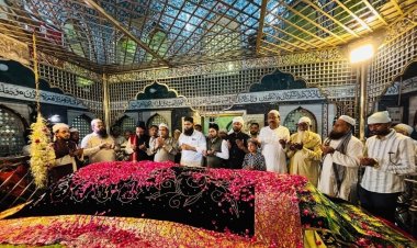 प्रधानमंत्री नरेंद्र मोदी के जन्मदिवस पर मुस्लिम राष्ट्रीय मंच ने दरगाह में चढ़ाई चादर, की लंबी उम्र और स्वस्थ जीवन की दुआ