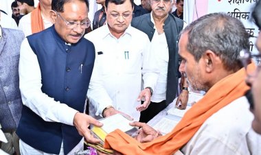 मुख्यमंत्री श्री साय ने किया श्रम विभाग द्वारा आयोजित प्रदर्शनी का अवलोकन