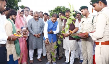 वन मंत्री केदार कश्यप ने ट्रिपल आईटी परिसर नवा रायपुर में किया वृक्षारोपण