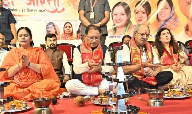 मुख्यमंत्री श्री साय खारुन मईया समरसता भव्य महाआरती में हुए शामिल : महाआरती में मंत्रोच्चार से गूंजा खारुन नदी का महादेव घाट