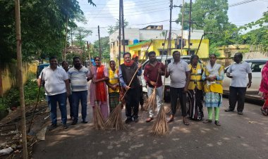 स्वच्छता ही सेवा पखवाड़ा:-निगम संस्कृति विभाग अध्यक्ष वार्ड 57 पार्षद अमर गिदवानी ने सड़क पर झाडू लगाकर कचरा उठाकर सफाई श्रमदान कर दिया जन -जन को सकारात्मक स्वच्छता सन्देश