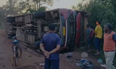 बेकाबू होकर पलटी CRPF जवानों से भरी बस, हादसे में 20 से अधिक यात्री घायल, दो की हालत गंभीर