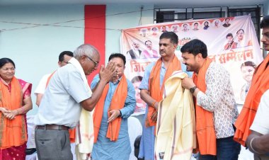 प्रबुद्ध जन सम्मेलन में विधायक अनुज और खनिज निगम अध्यक्ष सौरभ हुए शामिल