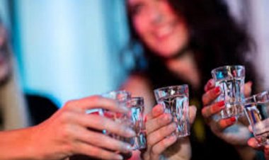 आधी रात क्लब में परोसी जा रही थी शराब: नशे में झूम रहे थे हाई प्रोफाइल लोग, पुलिस ने मारी रेड