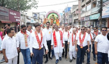 अग्रवाल सभा द्वारा निकाली गई भव्य शोभा यात्रा