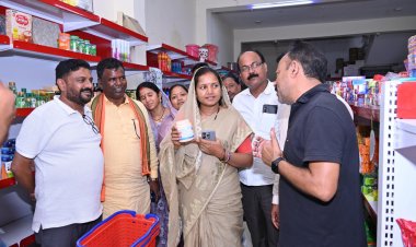 सूरजपुर की दुकानों में ग्राहकों से की सीधी बातचीत, जागरूकता के लिए लगाए गए स्टीकर