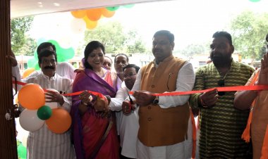 प्रदेश के स्कूली शिक्षा, ग्रामोद्योग, विधि एवं विधायी मंत्री गजेन्द्र यादव ने कहा कि राष्ट्र और समाज के सर्वांगीण विकास के लिए शिक्षा सबसे महत्वपूर्ण आधार है।