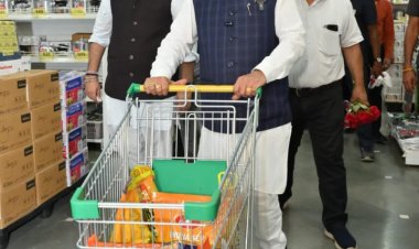 जब मुख्यमंत्री खुद बने ग्राहक : घरेलू सामान की शॉपिंग कर उठाया जीएसटी दरों में कटौती का लाभ, जनभावनाओं से हुए रूबरू