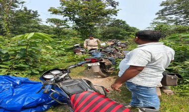 CG – जंगल में सजी थी महफिल : 52 परियों से इश्क लड़ा रहे थे दीवाने, पुलिस आई तो मैदान छोड़ खड़े हुए जुआरी, 17 बाइकें जब्त…