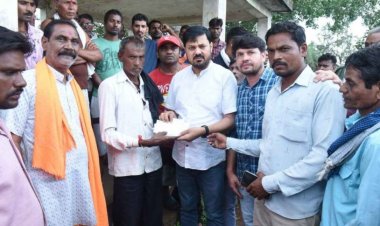 गोदावरी प्लांट हादसा : विधायक अनुज शर्मा ने दो स्थानीय मृतकों के परिजनों को सौंपा 46.50 लाख का चेक