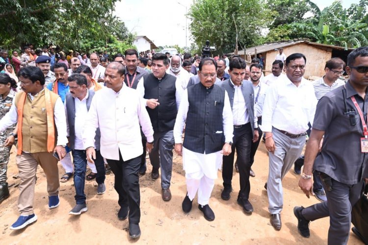 बाढ़ प्रभावितों का हाल जानने सीधे उनके बीच पहुँचे मुख्यमंत्री  विष्णु देव साय: अधिकारियों को राहत एवं पुनर्वास कार्यों में तेजी लाने के निर्देश