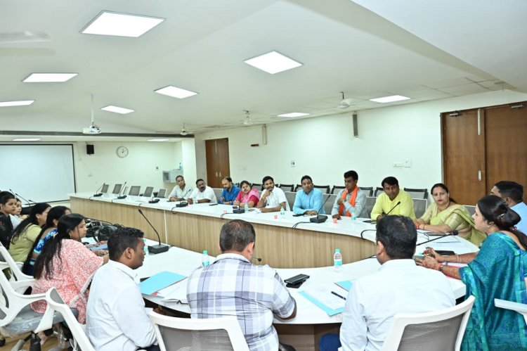  निगम वित्त विभाग सलाहकार समिति की बैठक में पहुंची महापौर मीनल चौबे