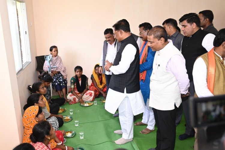 बाढ़ प्रभावितों का हाल जानने उनके बीच पहुँचे मुख्यमंत्री श्री साय: अधिकारियों को राहत एवं पुनर्वास कार्यों में तेजी लाने के निर्देश