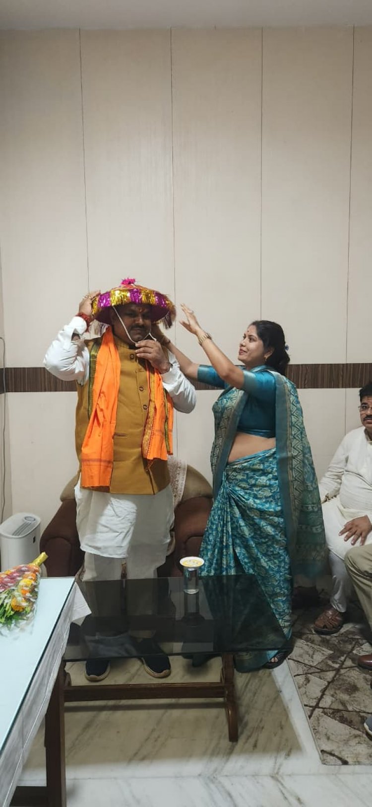 मंत्री गजेंद्र यादव का धमतरी आगमन पर  पारम्परिक खुमरी  पहनाकर एवं गुलदस्ता भेंट कर स्वागत किया-प्रदेश भाजपा उपाध्यक्ष  रंजना डिपेंद्र साहू