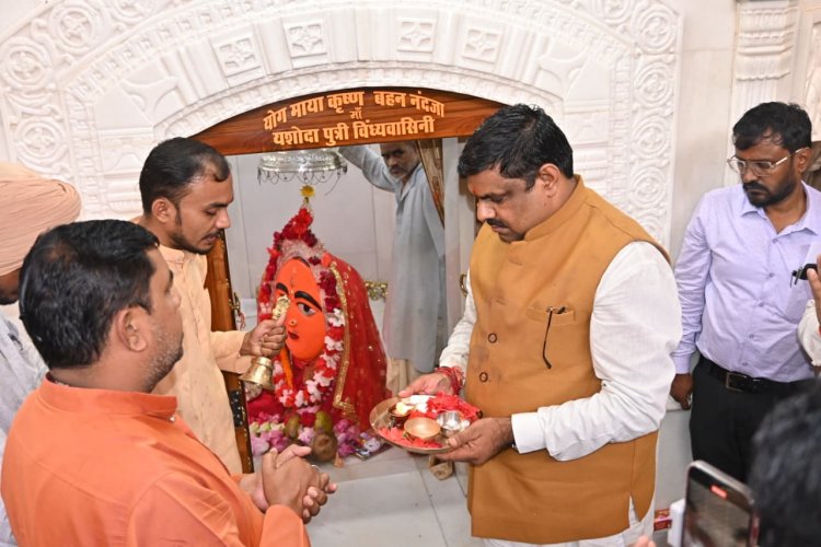 स्कूल शिक्षा मंत्री गजेन्द्र यादव ने धमतरी में माँ विंध्यवासिनी मंदिर में की पूजा-अर्चना