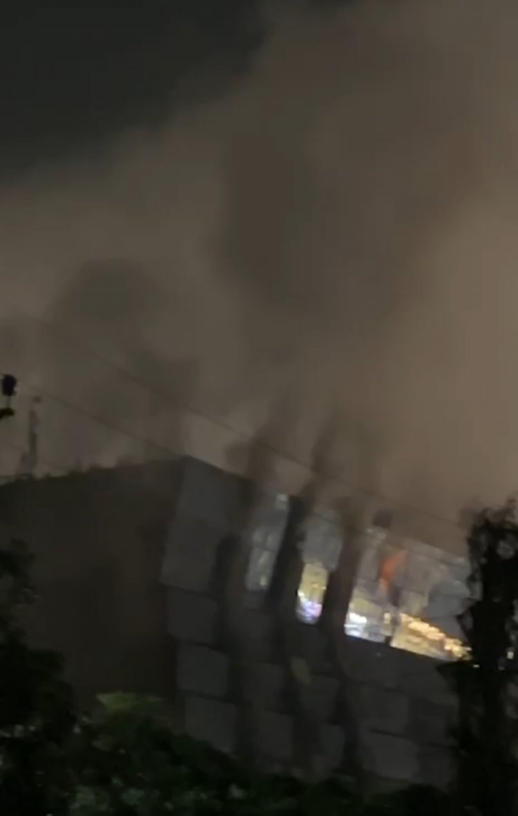 रायपुर के बेबीलोन टॉवर में लगी भीषण आग, फंसे लोगों का किया जा रहा रेस्क्यू