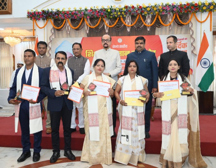 शिक्षक अपने विद्यार्थियों के लिए रोल मॉडल होता है: राज्यपाल  रमेन डेका