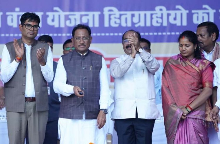 महतारी वंदन योजना के तहत मुख्यमंत्री श्री साय ने महिलाओं के खातों में अंतरित किए 1000-1000 रुपये