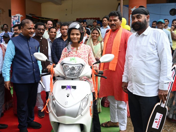 वनमंत्री श्री कश्यप छत्तीसगढ़ रजत जयंती कार्यक्रम एवं मुख्यमंत्री शिक्षा गौरव अलंकरण सम्मान समारोह में हुए शामिल