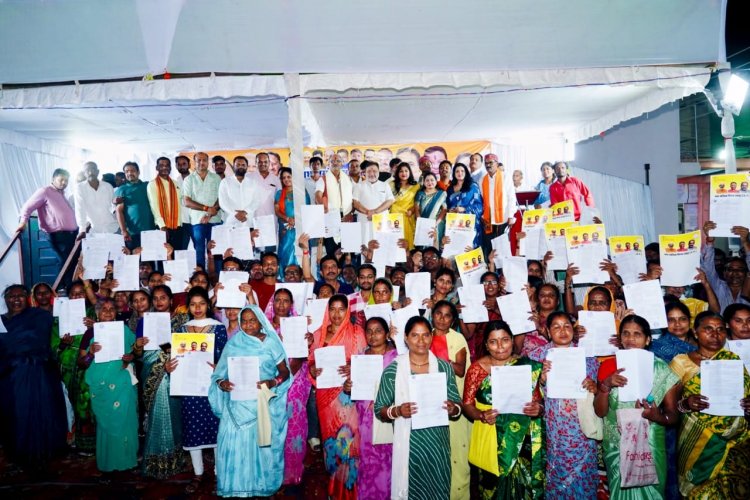 विधायक सुनील सोनी  और  सांसद  बृजमोहन अग्रवाल  ने आज न्यू चंगोराभाठा में सैकड़ों हितग्राहियों को प्रधानमंत्री आवास के भवन निर्माण अनुज्ञा प्रमाण पत्र का वितरण किया।