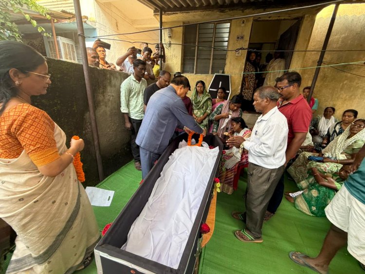 कैबिनेट मंत्री श्री देवांगन पुलिस लाइन कॉलोनी पहुंच कर दी श्रद्धांजलि, शोक संतृप्त परिवार जनों से मुलाकात कर बांटा दुख