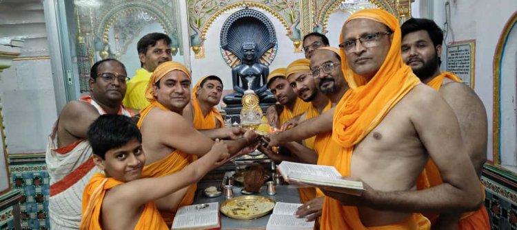 दश लक्षण पर्यूषण महापर्व के अंतिम दिन अनंत चतुर्दशी पर 12 वे तीर्थंकर श्री वासुपूज्य भगवान का मोक्ष कल्याणक दिवस मनाकर निर्वाण लाडू चढ़ाया गया।