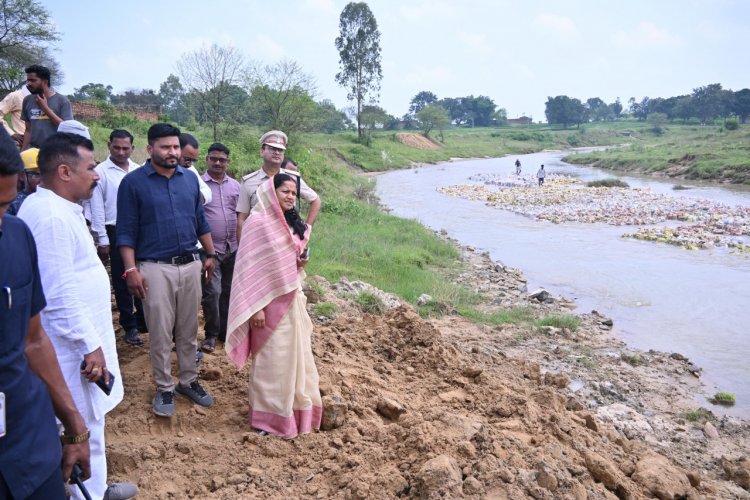 मंत्री श्रीमती लक्ष्मी राजवाड़े ने गोबरी नाला पर अस्थायी रपटा निर्माण कार्य का किया निरीक्षण