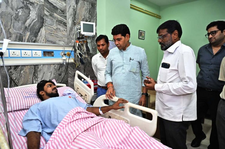 मंत्री  टंक राम वर्मा ने अस्पताल पहुँचकर मरीज का जाना हालचाल